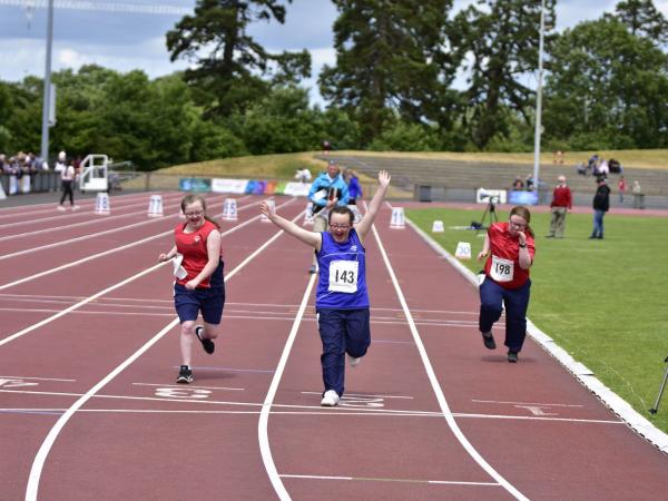 athketes running in race